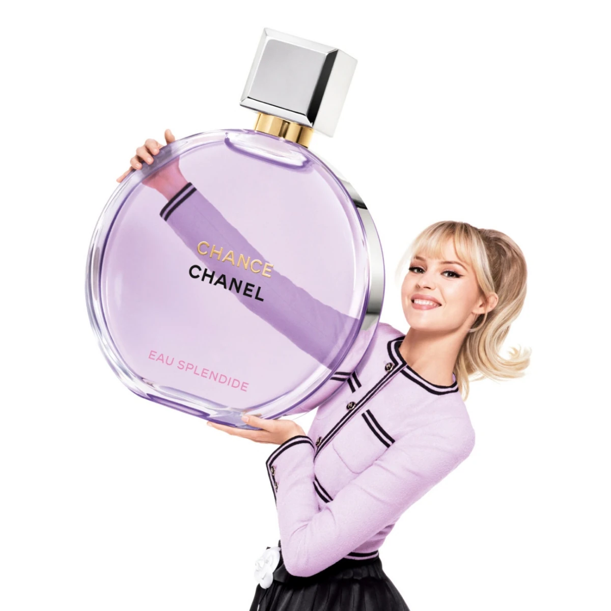 A woman holding Chance Eau Splendide